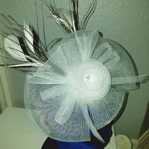 WOMENS WHITE AND BLADK FEATHERED FACINATOR